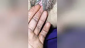 Desi Wife Ne Apni Chut Mein Ungli Karai