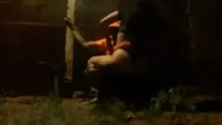 Vendedora de café venezolana culea en un callejón por unos dólares