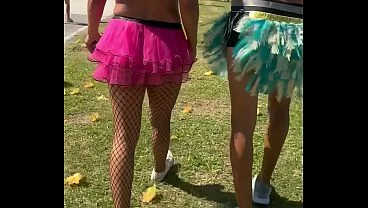 Carnaval: foi em cima da árvore, no meio do bloco tomando na buceta e engolindo porra de desconhecido