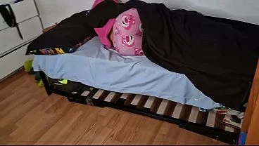 Compañera de casa olvido cerrar la puerta de su habitación, me confunde con su novio y termino follando su coño estrecho pensando en su novio