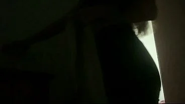 Mi hijastro cachondo me espía mientras estoy en el baño y se masturba viendo mis tetas. LO INVITO A PASAR