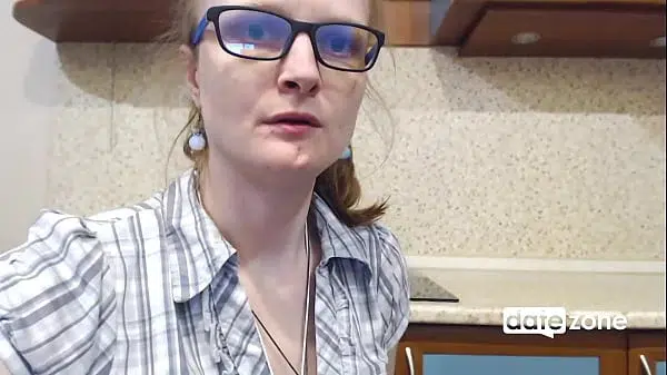 Datezone.com – Gorąca amatorska mamuśka w kuchni