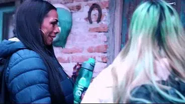 le alquilo mi cabaña a dos chicas muy extrañas FULL VIDEO