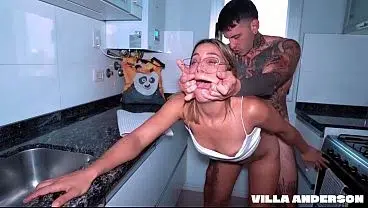 mi MADRASTRA se pierde en mis PANTALONES; me dejo sin LECHE