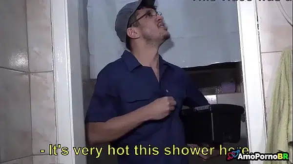 Mulher casada indo ajuda ao vizinho