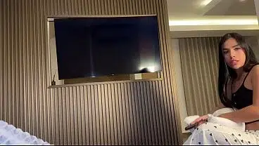 Video casero con mi sexy vecina primera vez en su cama hacemos cosas debajo de las Sábanas