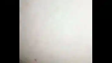 Casada aguentando dois no cu, amador real caseiro sem camisinha