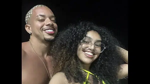 Casal famosinho perde o telefone e vídeos íntimos caem na net