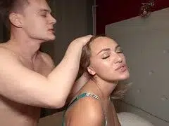 Die blonde Sexbombe wird hart gerammelt
