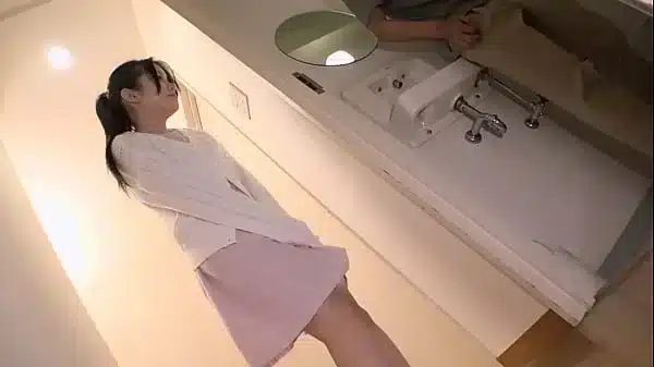 変態親父に狙われた可愛い子が、はしたなく野ションし、アナルおっぴろげの放尿ポーズで生チ○ポをブチ込まれる！　庭やベランダで大量放尿する娘の友達にお仕置き！　丸出しの尻穴をヒクつかせながらマ○コに反省の大量中出し！【パート4】