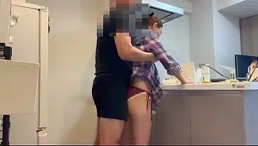 無修正・個人撮影・素人・投稿 キッチンで料理中の妻に中出しセックス