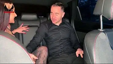 Elle suce son chauffeur avant de se faire baiser !