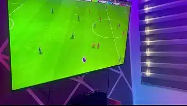estoy jugando un video juego mientras recibo una mamada por parte de mi hermanastra