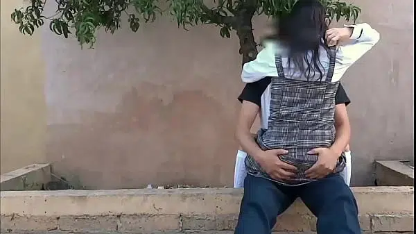 estudiantes se ponen calientes y follan en publico sin que los vean
