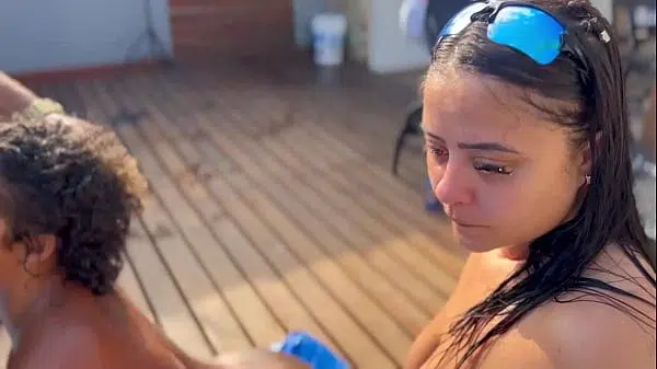 Festa na piscina com a esposa do meu amigo e sua enteada novinha