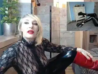 Hawt blonde Babe plays Solo in the xxx video