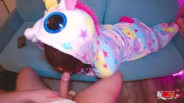 Hermanastro se folló a su pequeña hermanastra y se corrió en su culo