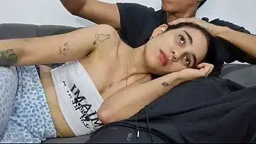 Hermanastros veian TV pero terminó con corrida abundante de semen en su boca