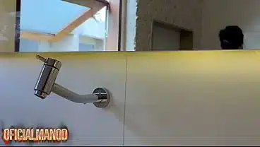 No banheiro do hotel eu convidei a vizinha pra gravar seu primeiro vídeo pornô