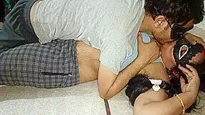 Pinky Bhabhi Secretly Took Out The Chudwali Water With Her Serving Man And Got
