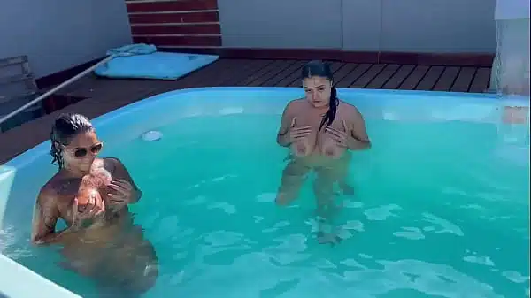 Tia e sobrinha foram surpreendidas por 2 amigos na piscina