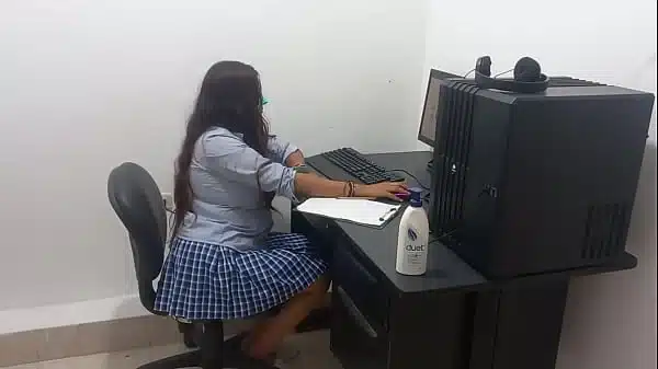 18 años de edad y estoy estudiando mis clases de computacion con poca ropa porque estoy caliente