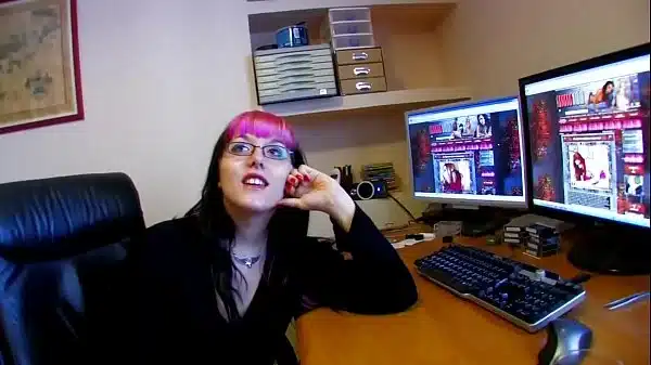 Anche la redattrice del sito porno è brava davanti le telecamere