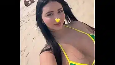 Angela en la playa