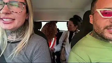 As japonesa ea morena fodemos gostoso dentro do carroChamamos uma flanelinha e uma veterinária pra ser atriz pornô!