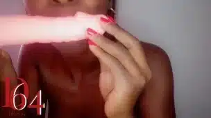 Chupo mi dildo con ganas mientras juego con mis tetas ¿Te imaginas en su lugar?
