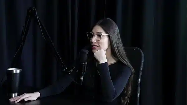 Com dezenove anos decidiu fazer atendimentos, teve um relacionamento abusivo, fugiu de casa, e seu primeiro cliente a tratou bem – Melina Khalifa (WATCH ON: SHEER/RED)