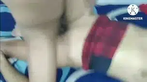 ELLA SE VIENE A CHORROS AL COGER CON SU HERMANASTRO
