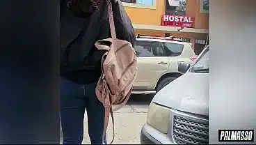 EN LA CALLE, una señora infiel madurita es pillada y termina follando con un joven desconocido, antes de que llegue su esposo a casa.