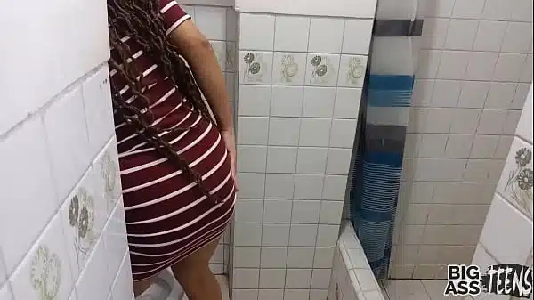Gostosa milf culo grande es follada por desconocido en el baño de la disco, Ahora el desgrasiado me dejo enbarazada me revento mi culo Anal
