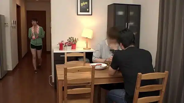 https://bit.ly/3FSKMoh タイトなトレーニングウエアから漏れる巨乳で誘惑してくる姉。友達の姉を性的な目で見ていたら視線に気付かれてしまい謝ろうとしたら逆に微笑みながら下乳色仕掛けで誘惑されて…巨乳、爆乳、誘惑、友達、姉、セックス、欲求、