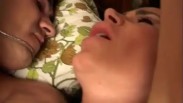 Il porno amatoriale viene nel bicchiere e lei lo lecca