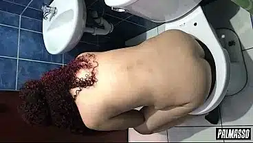 Joven se folla a madura: Tuvimos sexo rapidín. ¡Ella me tiene ganas!, ¡le gustan los jóvenes! ¡Follamos hasta en el baño y se tomó la corrida!
