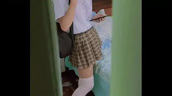 La colegiala puta de mi hermanastra se masturba su rico coñito al llegar del colegió, la pendejita otaku siempre se toca al llegar pero esta vez la grabe  para  follarla.
