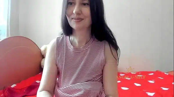 MILF masturbates her clit