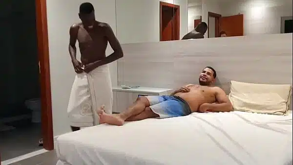 O que acontece atras das cameras do porno amador brasileiro com a garota de programa novinha Desire gravando porno amador
