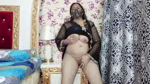 Pakistani Sexy Aunty Fingering Her Pussy