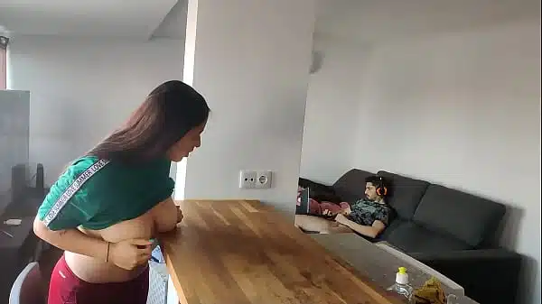 pillé a mi padrastro masturbándose y yo hice lo mismo, masturbación anal y doble penetración en la mesa de la cocina, casi me atan