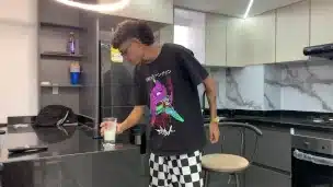 SOY ADICTO AL PORNO y mi puta hermanastra hace que me la folle asi como en los videos XXX.