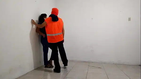 THE DIRTY HOSPITAL NURSE FLIRTS WITH THE SWEEPER!! SHE WAS SO DIRTY THAT SHE MOTIVATED THE CLEANING MAN AND SHE GAVE A BLOWJOB WITH A LOT OF SALIVA TO THE WORKER’S PENIS. REAL PORN IN THE HOSPITAL