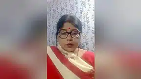 Today Exclusive -desi Bhabhi Shows Her Big Boobs