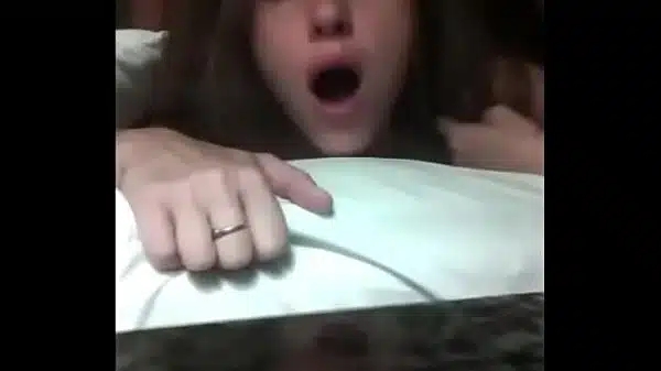 Vídeo porno follando con la novia que se siente feliz cuando siente mi verga metida en su coño