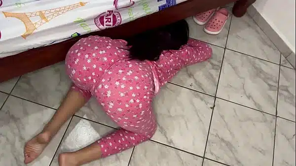 Beautiful Stepdaughter Looking Under the Bed Exposes her Big Ass to the View of her Perverted Stepfather
