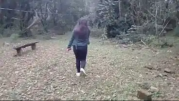 Casada dando a buceta na floresta