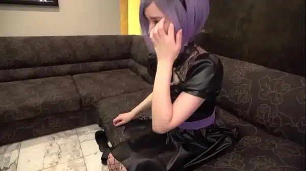 今回手に入ったのはオーナーとキャストのハメ撮り映像。 オーナーとキャストの繋がりは、時給アップ目的が多いですが、これは単純にセフレ関係だっただけなようです。 この日はオーナー持参のウィッグ&フリコス衣装でのセックス。