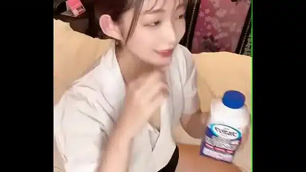 用白色液体粘。